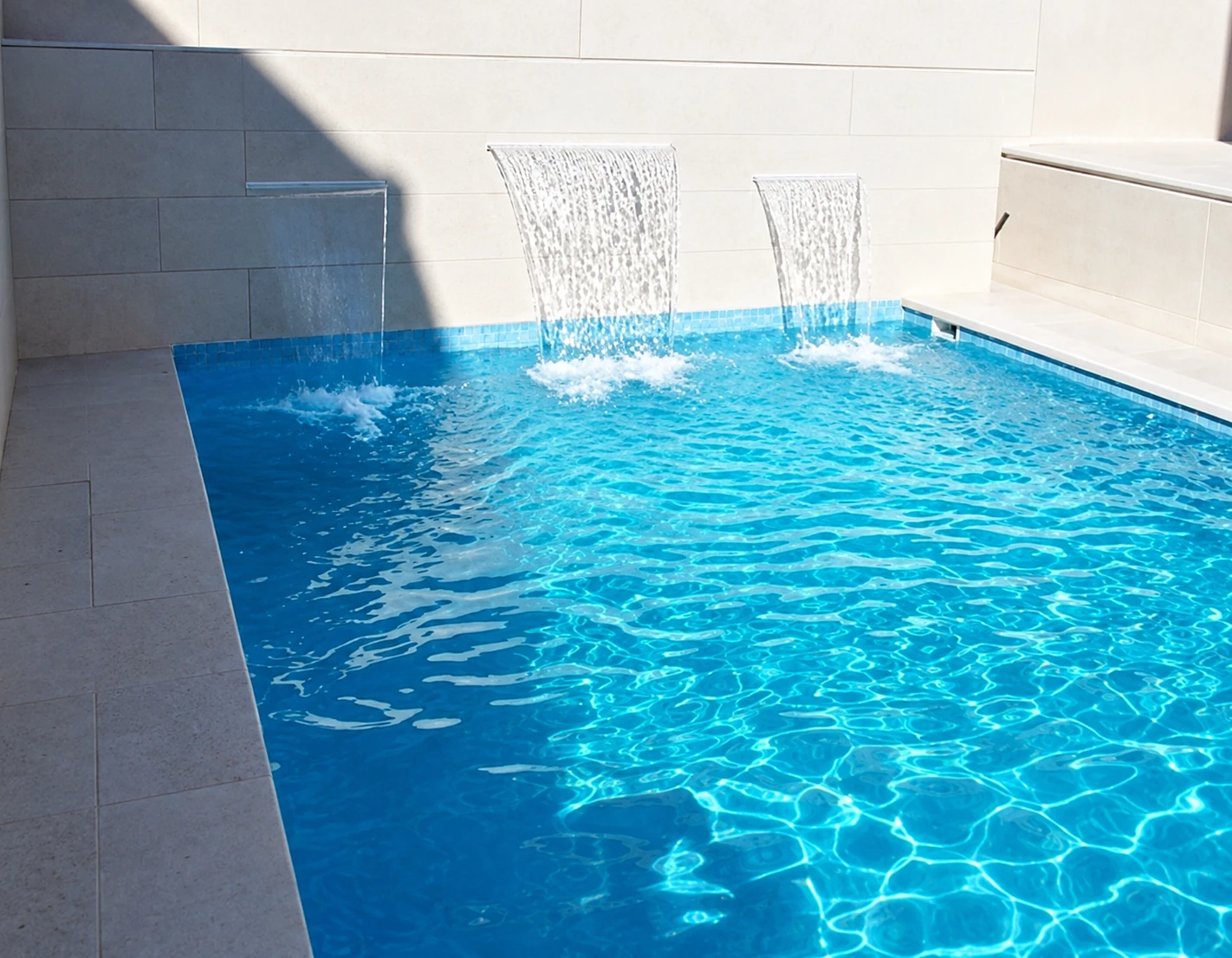 Piscina con cascadas de pared en Majadahonda.