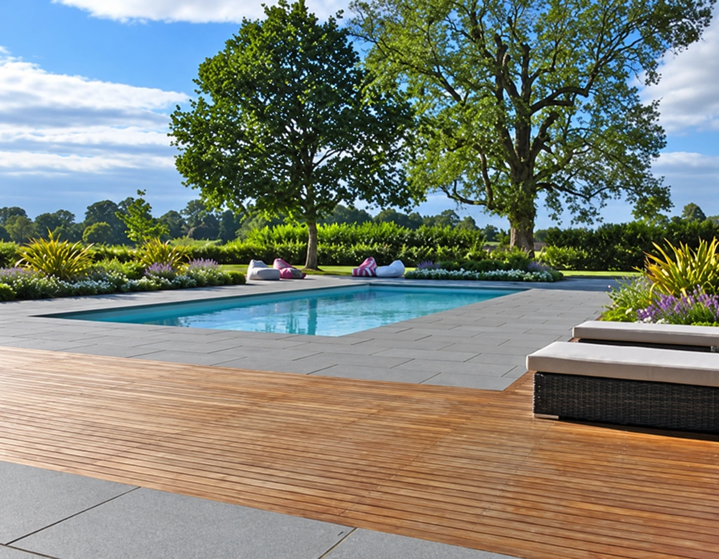 Piscina, jardín y terraza de madera en Colmenar Viejo.